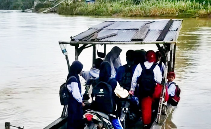 Menyeberangi Harap di Atas Sungai: Kisah Pelajar Kutim yang Bertaruh Nyawa Demi Sekolah